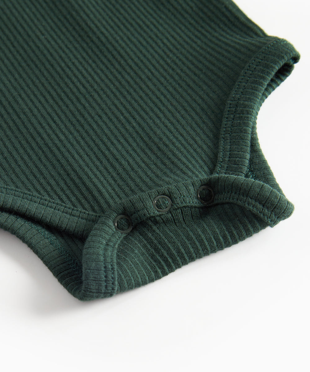 Grøn ribbet baby bodystocking med lange ærmer og flæsekrave