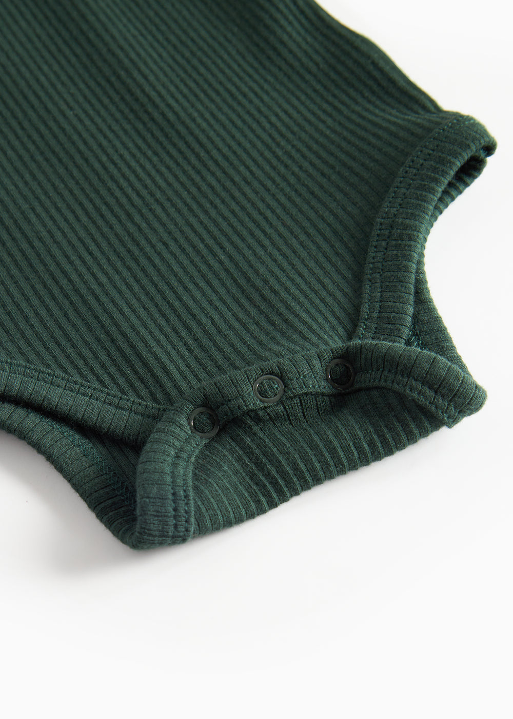 Grøn ribbet baby bodystocking med lange ærmer og flæsekrave