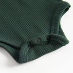 Grøn ribbet baby bodystocking med lange ærmer og flæsekrave