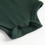 Grøn ribbet baby bodystocking med lange ærmer og flæsekrave