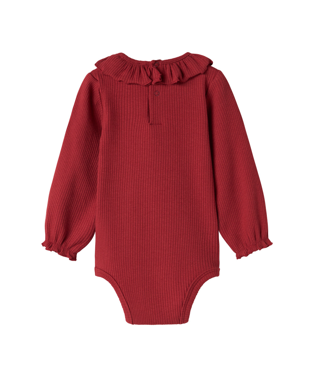 Rød ribbet body med lange ærmer og flæsekrave til baby