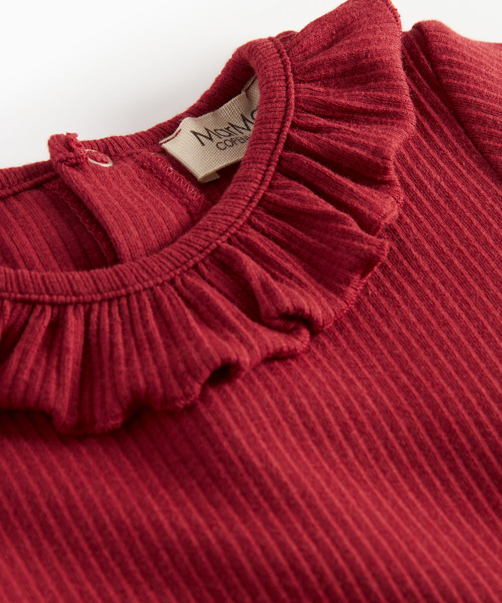 Rød ribbet body med lange ærmer og flæsekrave til baby