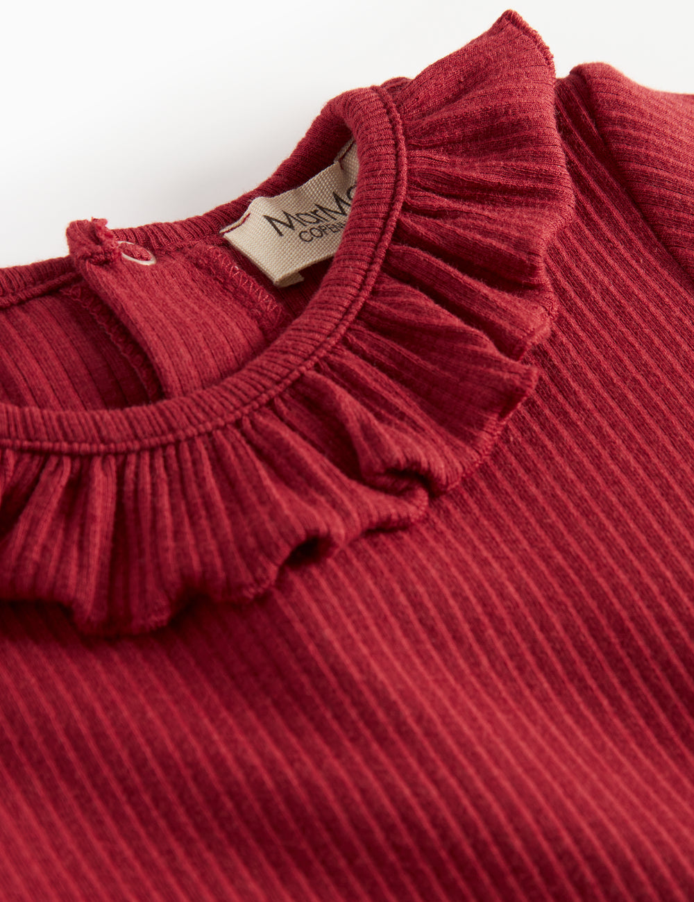 Rød ribbet body med lange ærmer og flæsekrave til baby