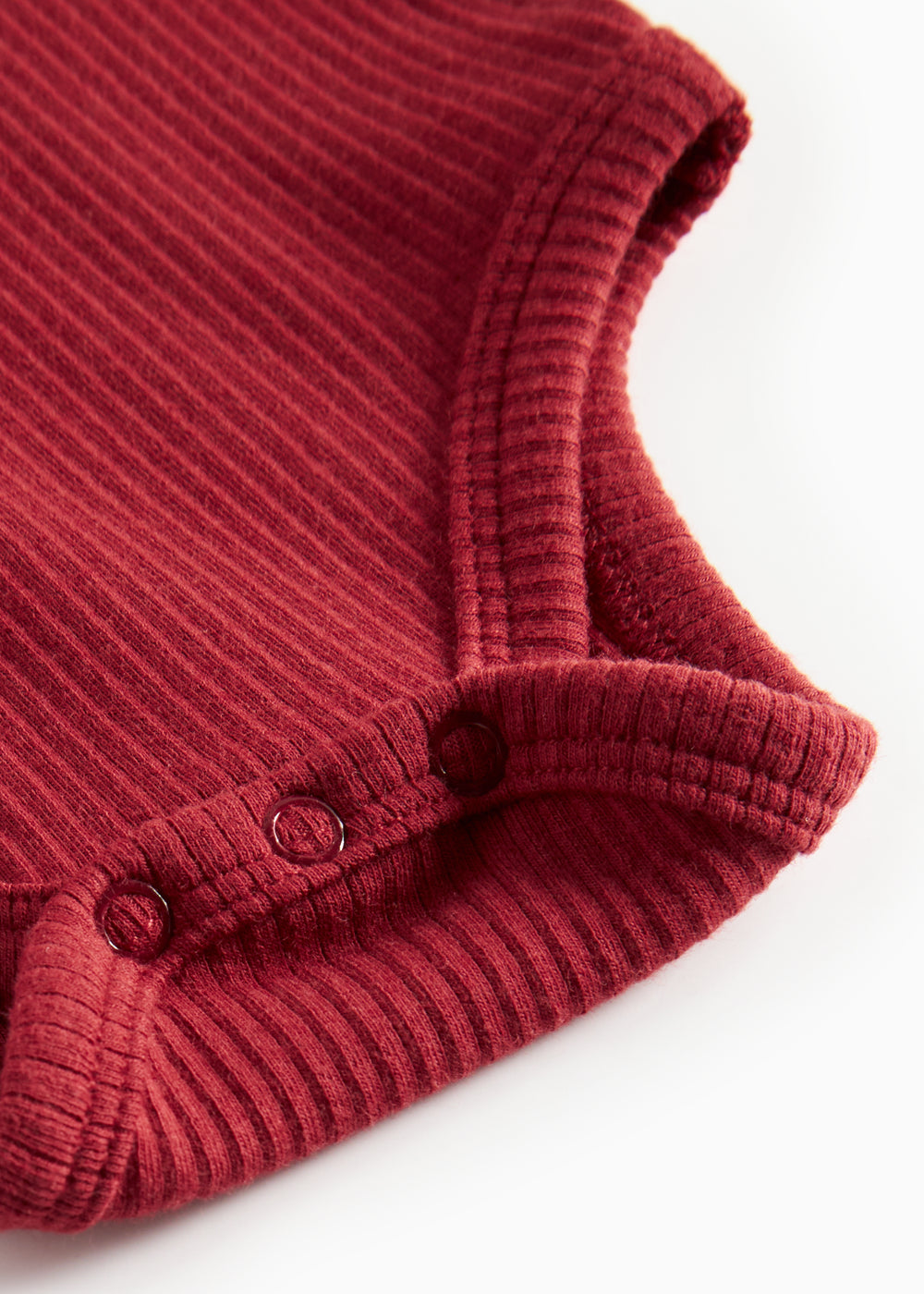 Rød ribbet body med lange ærmer og flæsekrave til baby