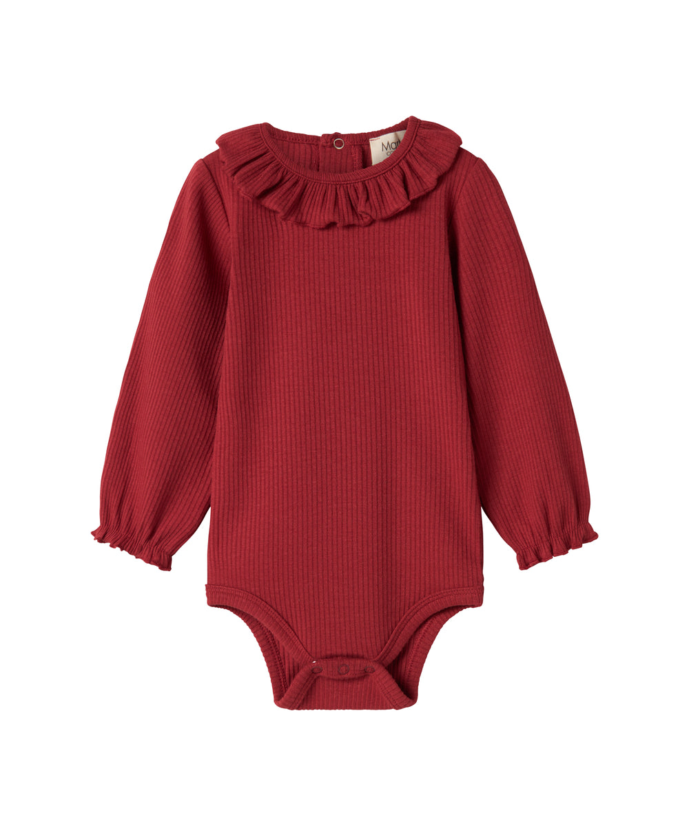 Rød ribbet body med lange ærmer og flæsekrave til baby