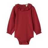 Rød ribbet body med lange ærmer og flæsekrave til baby