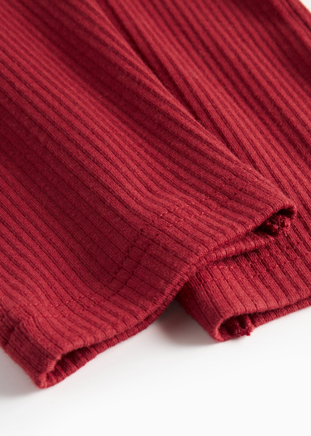 Røde ribbede babybukser med snøre i taljen