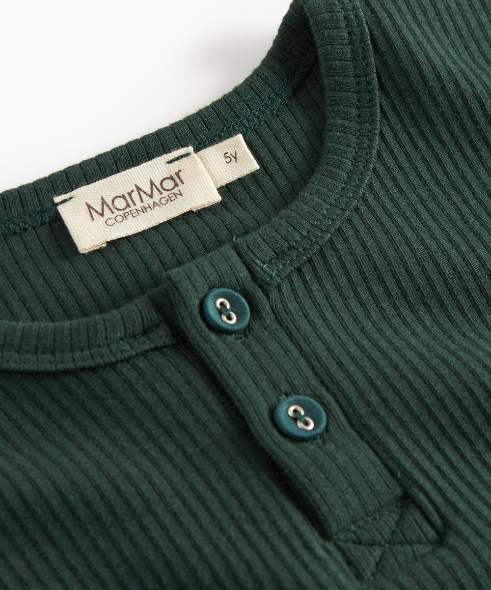 Grøn ribstrikket t-shirt med stolpe knaplukning til børn