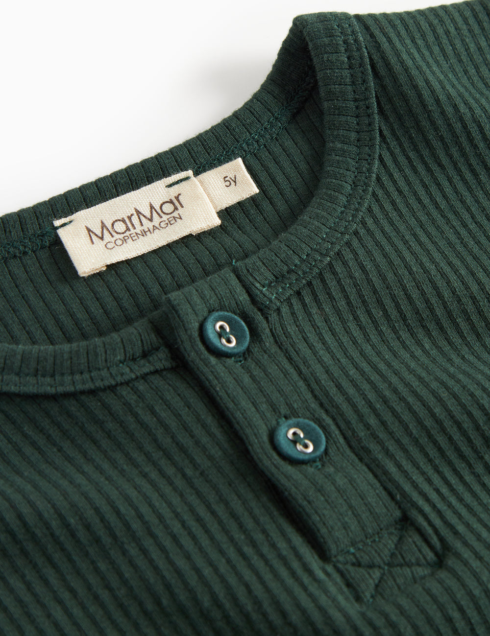 Grøn ribstrikket t-shirt med stolpe knaplukning til børn