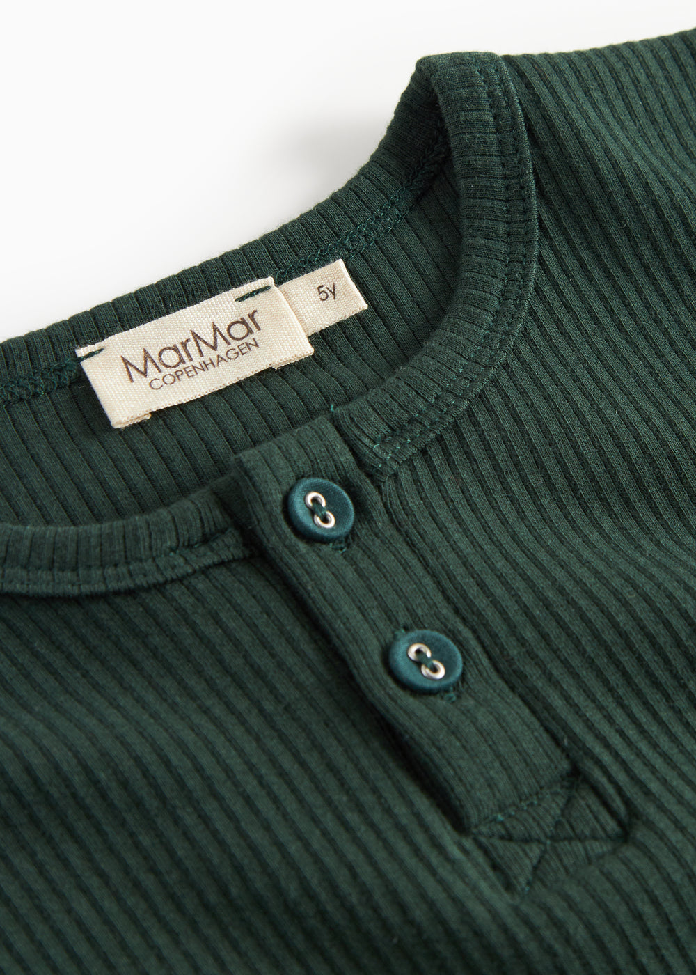 Grøn ribstrikket t-shirt med stolpe knaplukning til børn