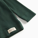 Grøn ribstrikket t-shirt med stolpe knaplukning til børn