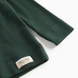 Grøn ribstrikket t-shirt med stolpe knaplukning til børn