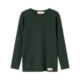 Grøn ribstrikket t-shirt med stolpe knaplukning til børn