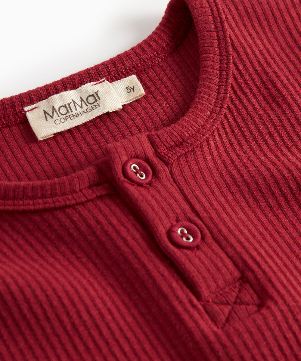 Rød ribstrikket bluse med stolpeknaplukning til børn