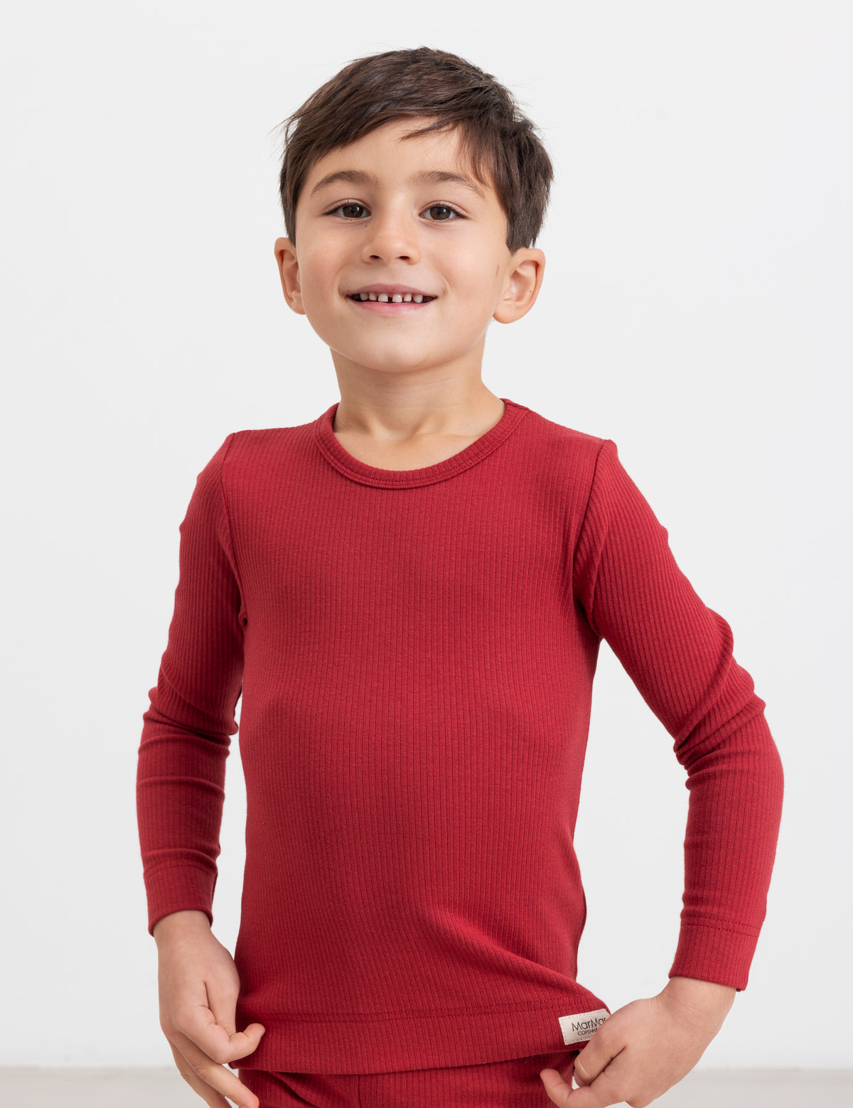 Dreng i rød ribbluse og bukser