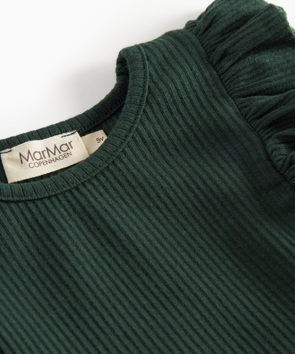 Grøn ribstrikket julekjole med flæser på skuldrene til børn