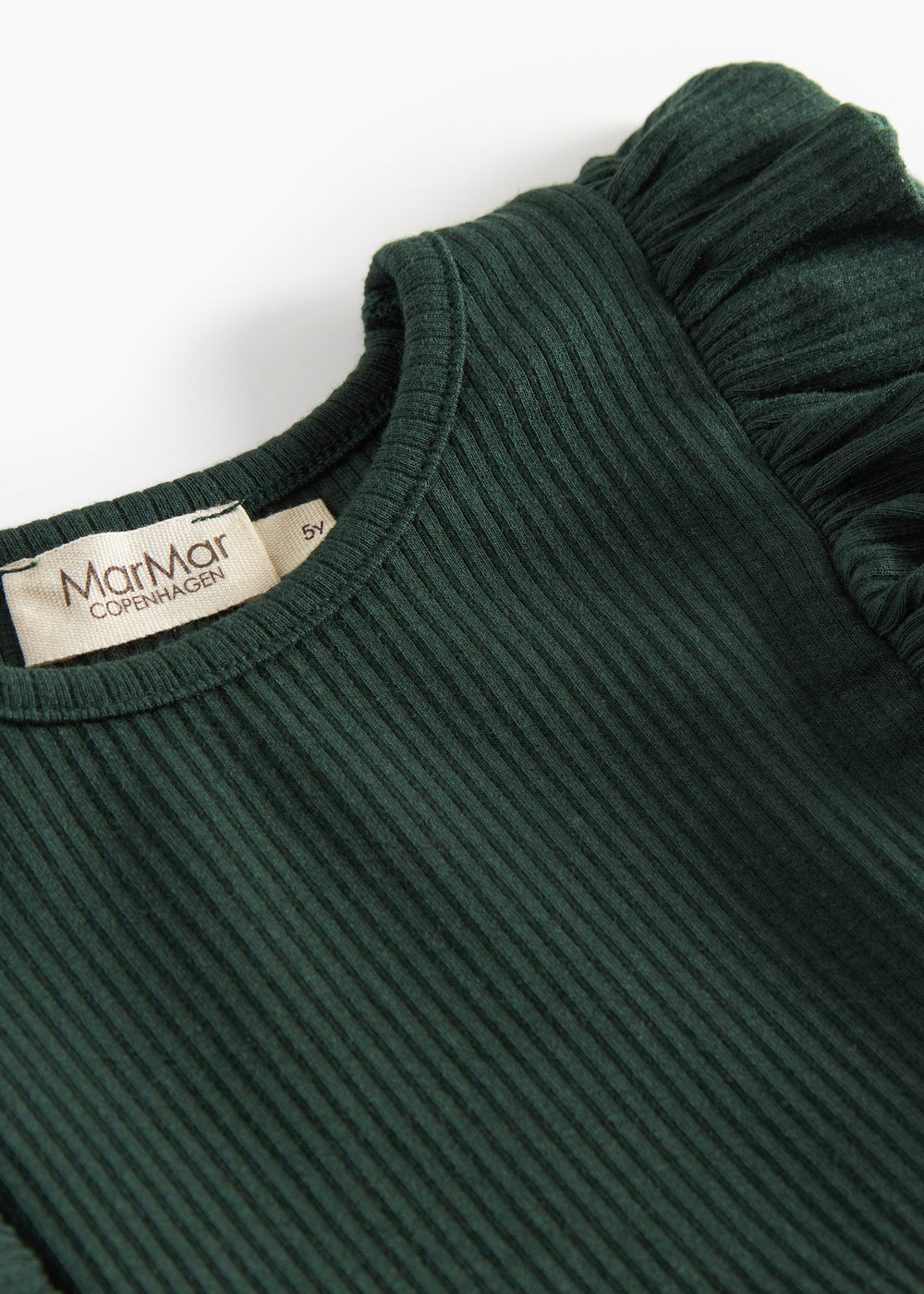 Grøn ribstrikket julekjole med flæser på skuldrene til børn