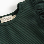 Grøn ribstrikket julekjole med flæser på skuldrene til børn