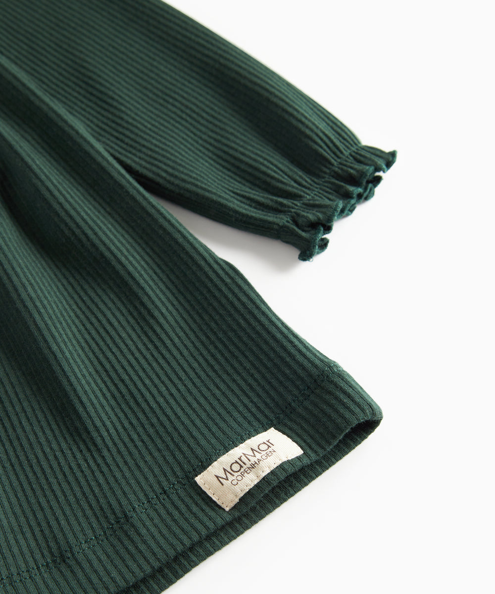 Grøn ribstrikket julekjole med flæser på skuldrene til børn