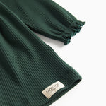 Grøn ribstrikket julekjole med flæser på skuldrene til børn