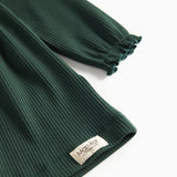 Grøn ribstrikket julekjole med flæser på skuldrene til børn