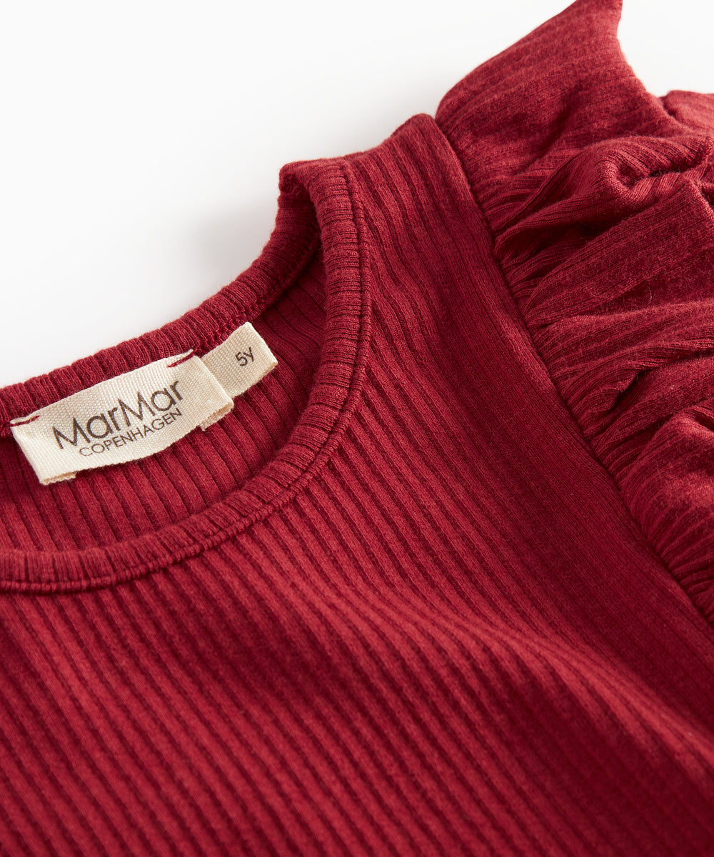 Rød ribstrikket julekjole med flæser på skuldrene til børn