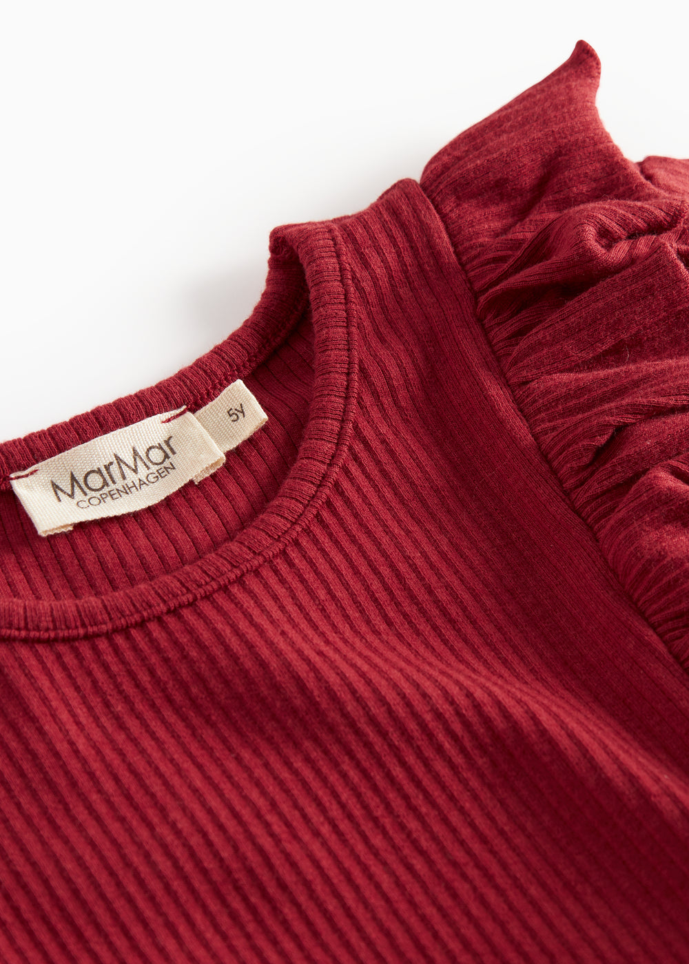 Rød ribstrikket julekjole med flæser på skuldrene til børn