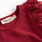 Rød ribstrikket julekjole med flæser på skuldrene til børn