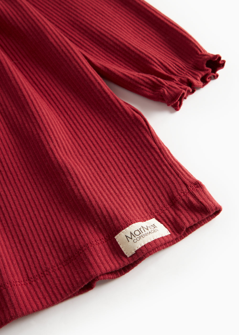 Rød ribstrikket julekjole med flæser på skuldrene til børn