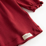 Rød ribstrikket julekjole med flæser på skuldrene til børn