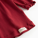 Rød ribstrikket julekjole med flæser på skuldrene til børn