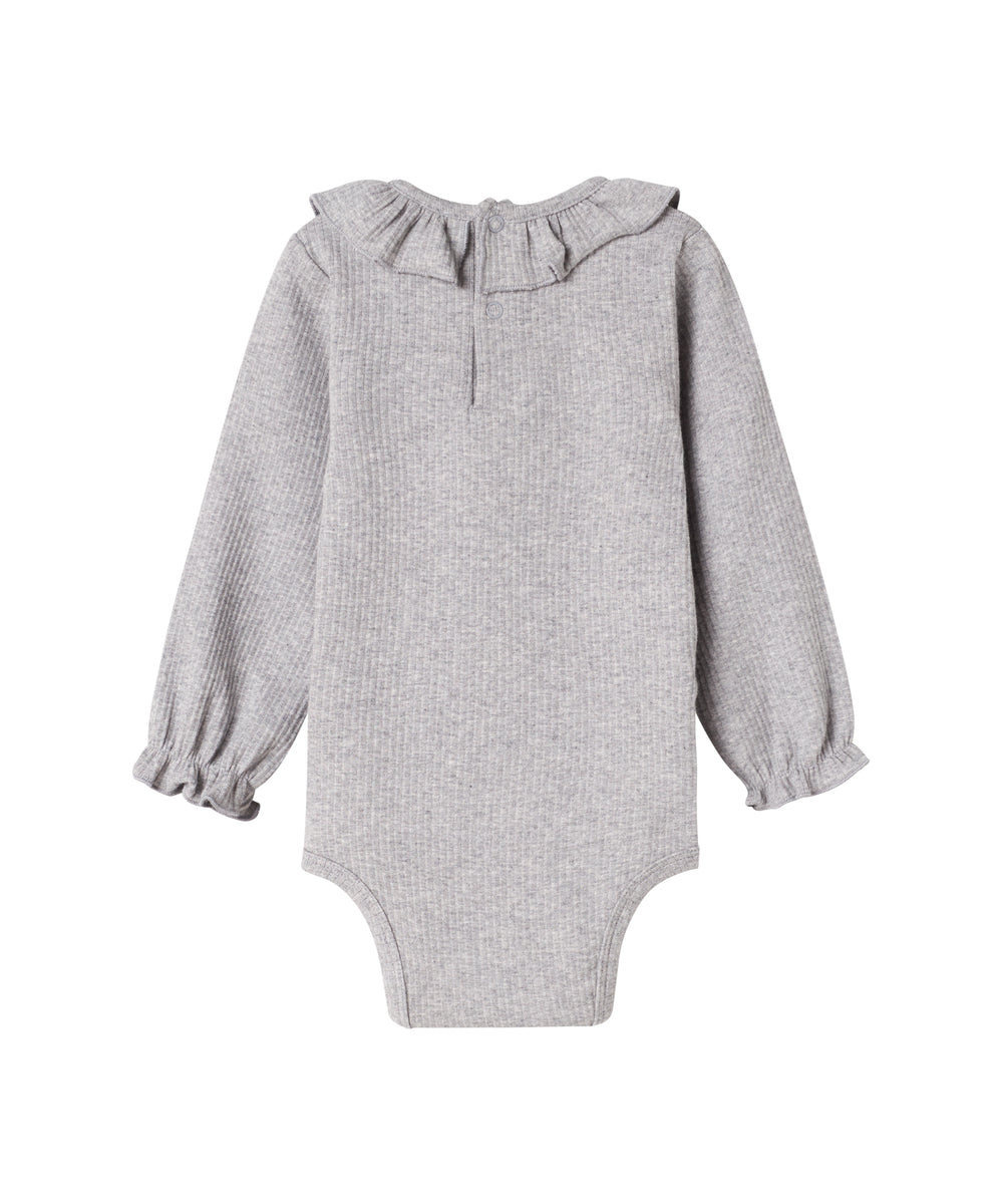 Lysegrå ribbet body med lange ærmer og flæsekrave til baby