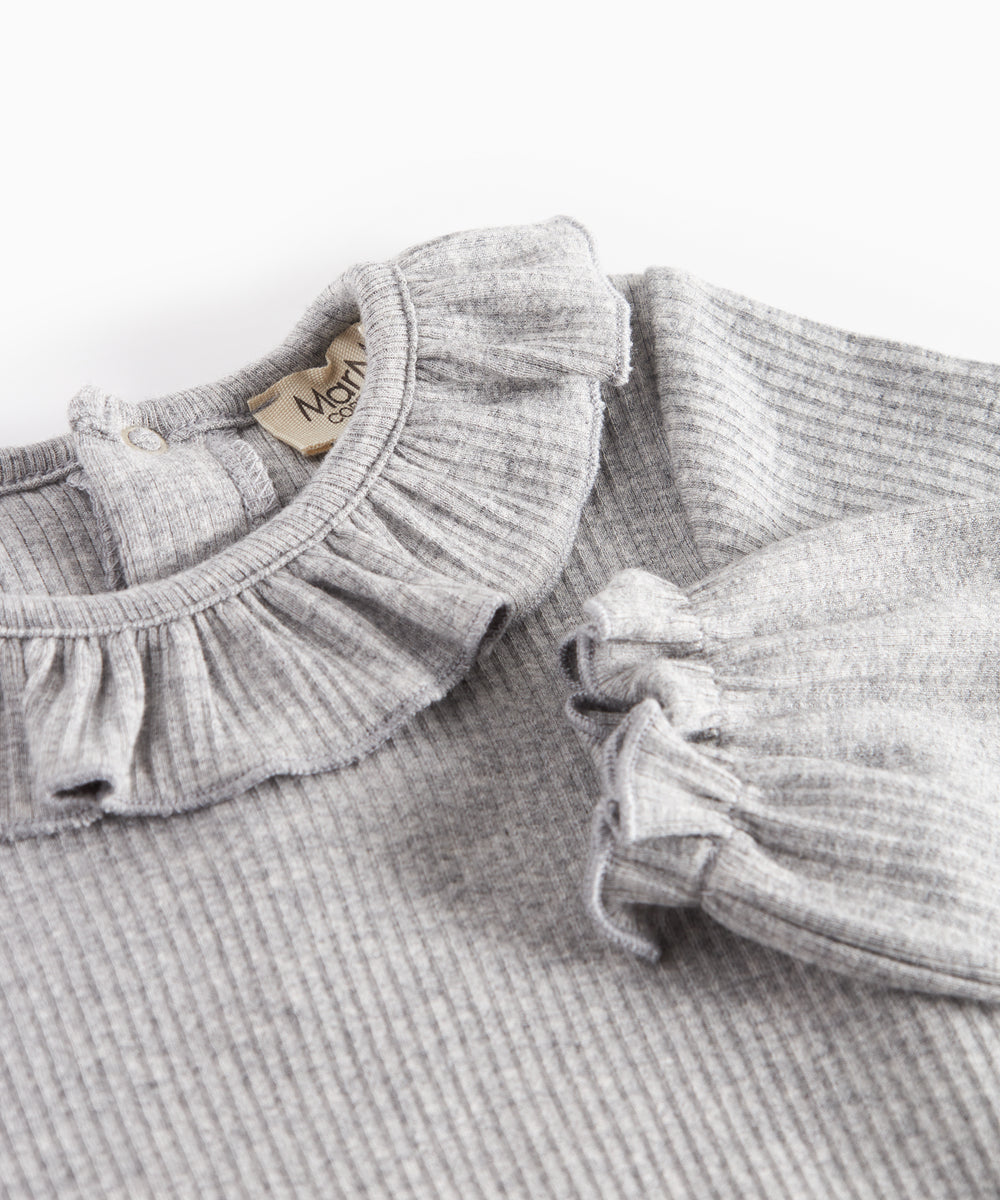 Lysegrå ribbet body med lange ærmer og flæsekrave til baby