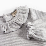 Lysegrå ribbet body med lange ærmer og flæsekrave til baby