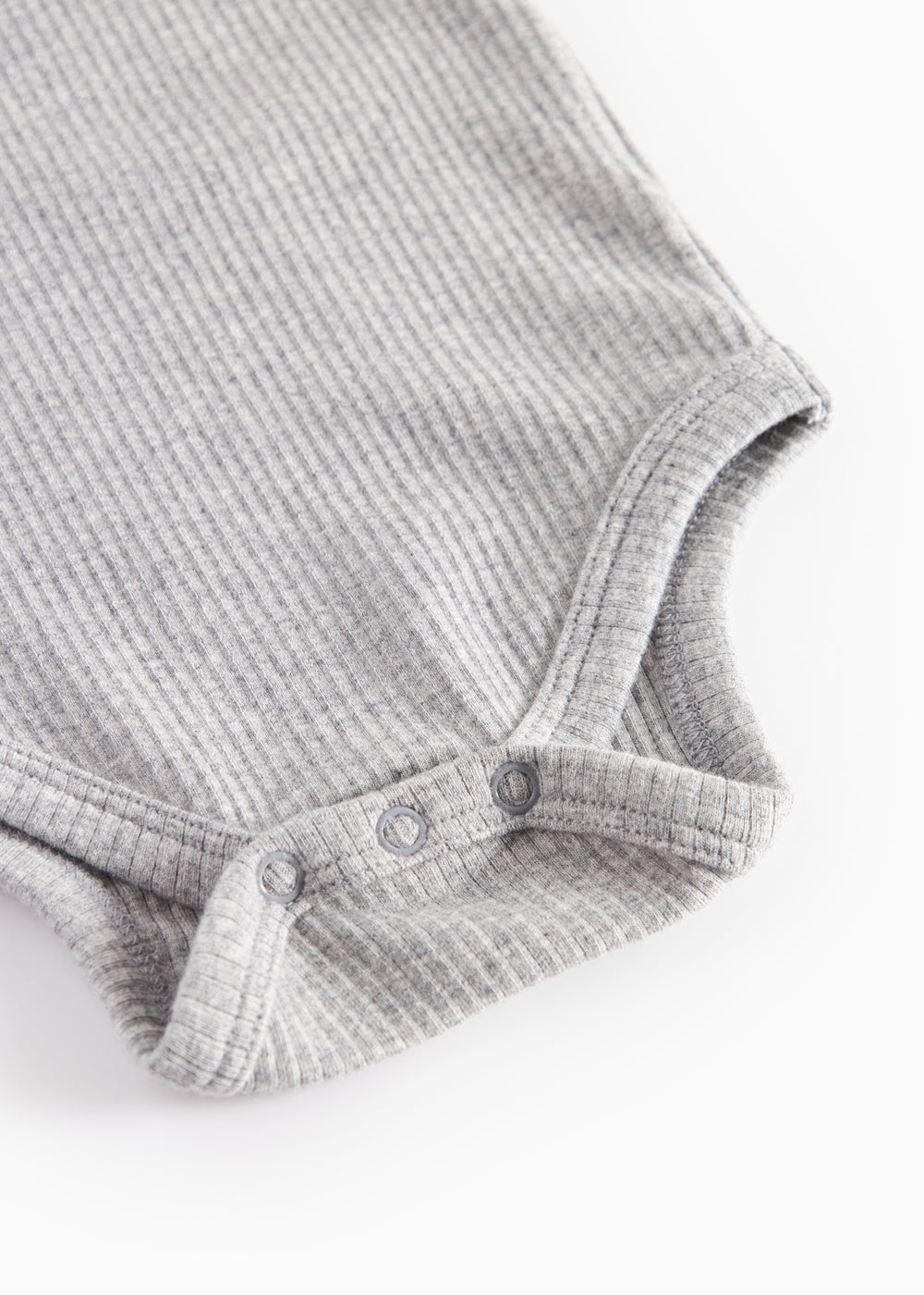Lysegrå ribbet body med lange ærmer og flæsekrave til baby