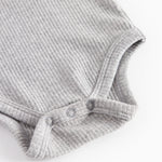 Lysegrå ribbet body med lange ærmer og flæsekrave til baby