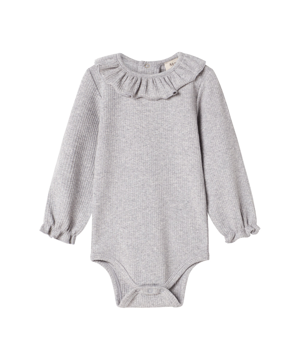 Lysegrå ribbet body med lange ærmer og flæsekrave til baby