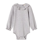 Lysegrå ribbet body med lange ærmer og flæsekrave til baby