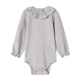 Lysegrå ribbet body med lange ærmer og flæsekrave til baby