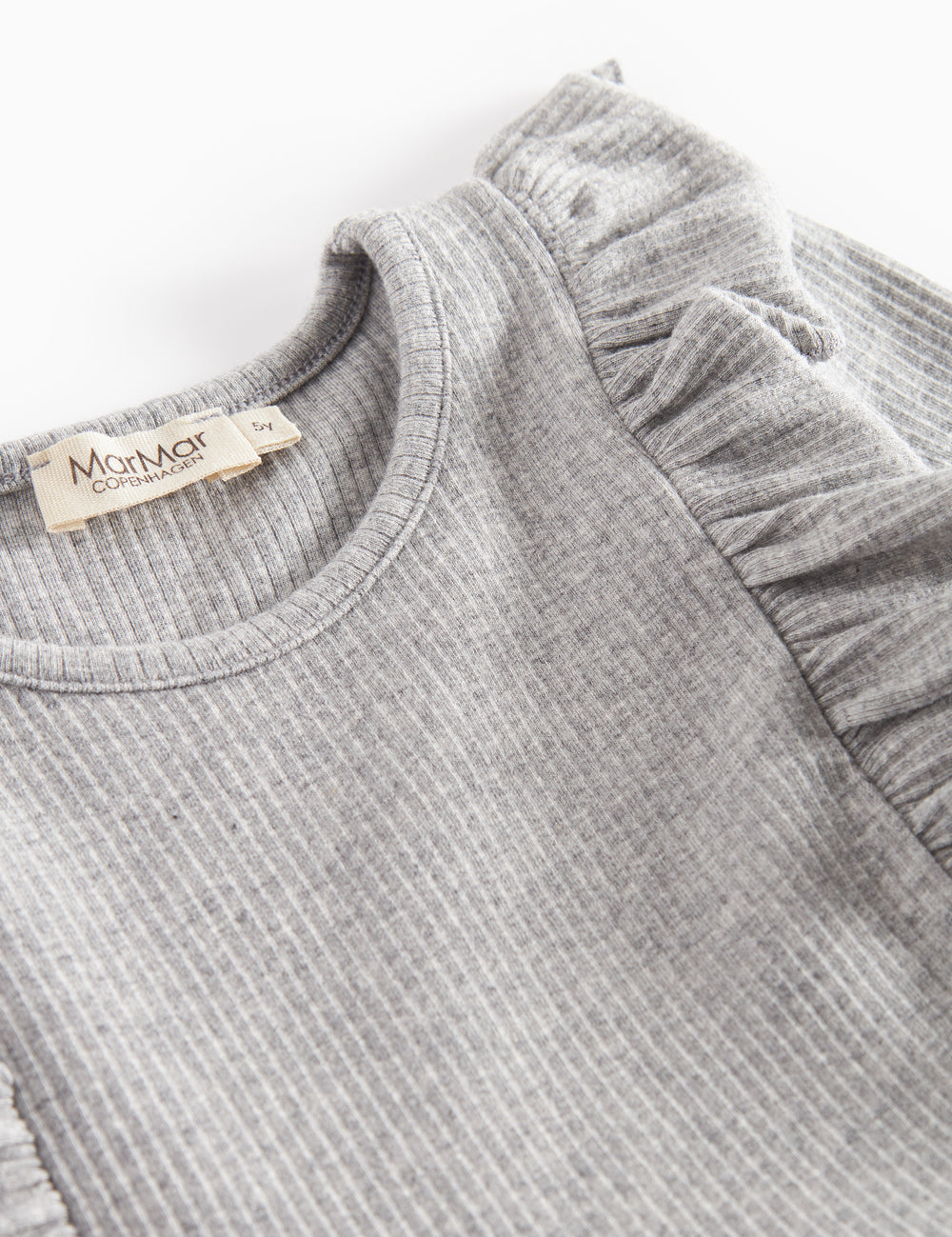 Grå ribstrikket kjole med flæser på skuldrene til børn