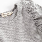 Grå ribstrikket kjole med flæser på skuldrene til børn