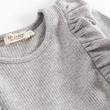 Grå ribstrikket kjole med flæser på skuldrene til børn