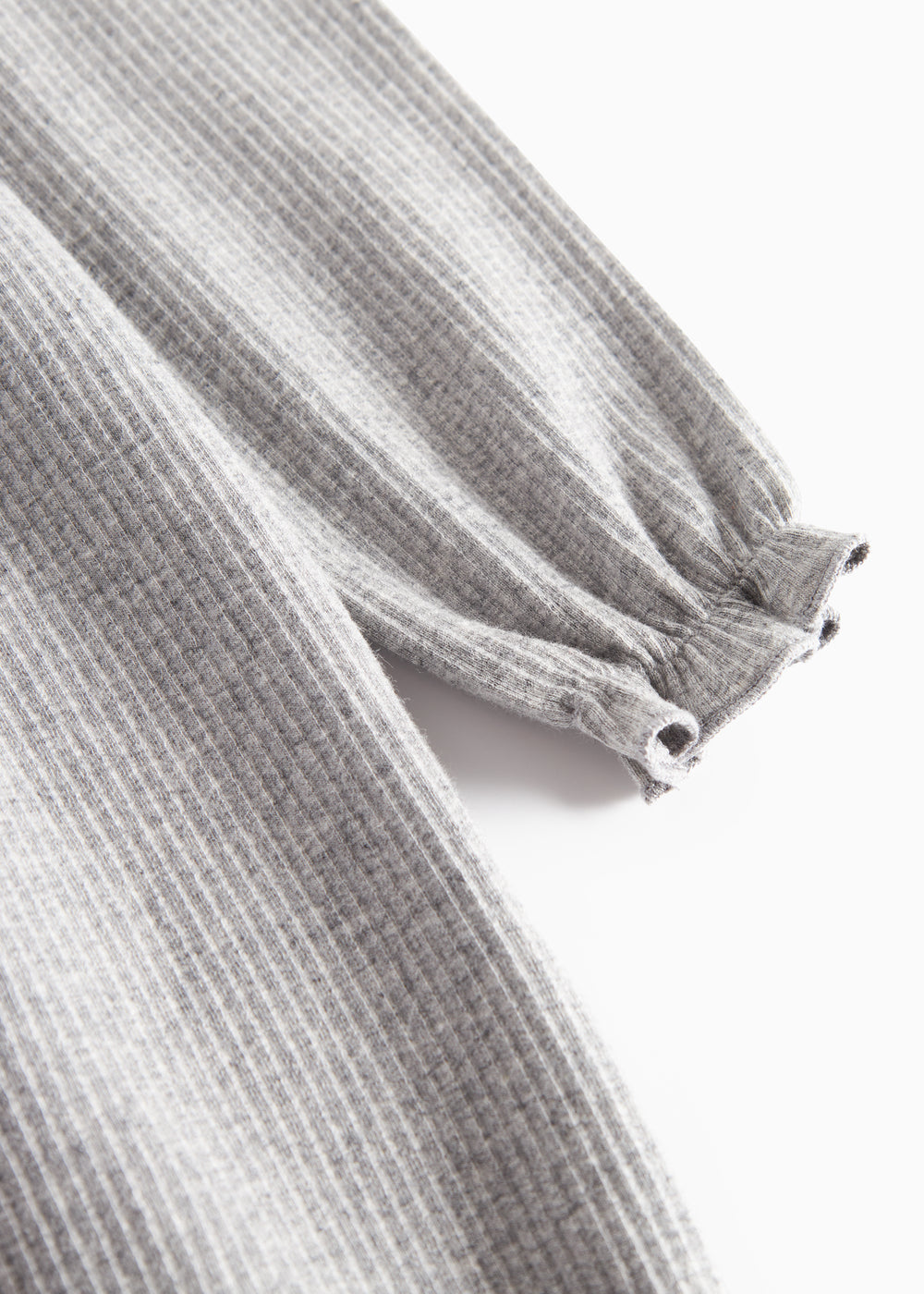 Grå ribstrikket kjole med flæser på skuldrene til børn