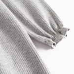 Grå ribstrikket kjole med flæser på skuldrene til børn