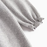 Grå ribstrikket kjole med flæser på skuldrene til børn