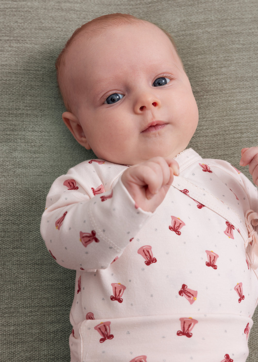 Baby i Slå-om body med rødt juleklokkeprint