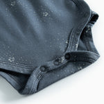 Mørkeblå slå-om bodystocking med stjerneprint til baby