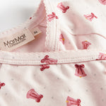 slå-om bluse med rødt juleklokkeprint til nyfødt