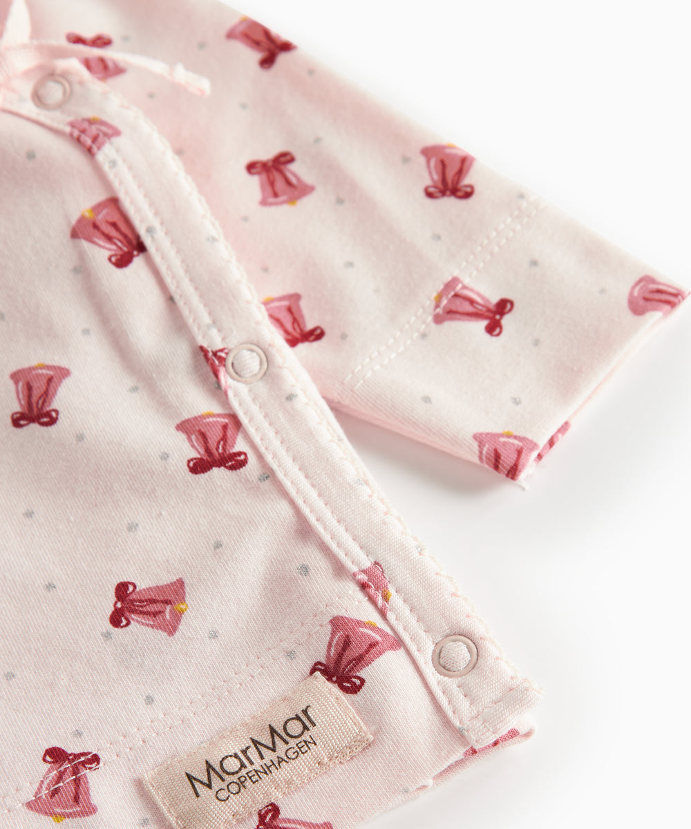 slå-om bluse med rødt juleklokkeprint til nyfødt