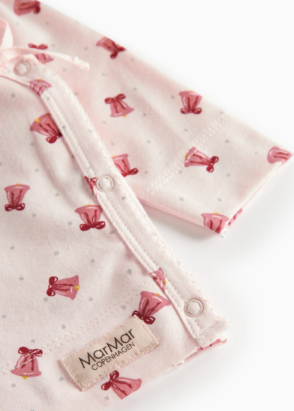 slå-om bluse med rødt juleklokkeprint til nyfødt